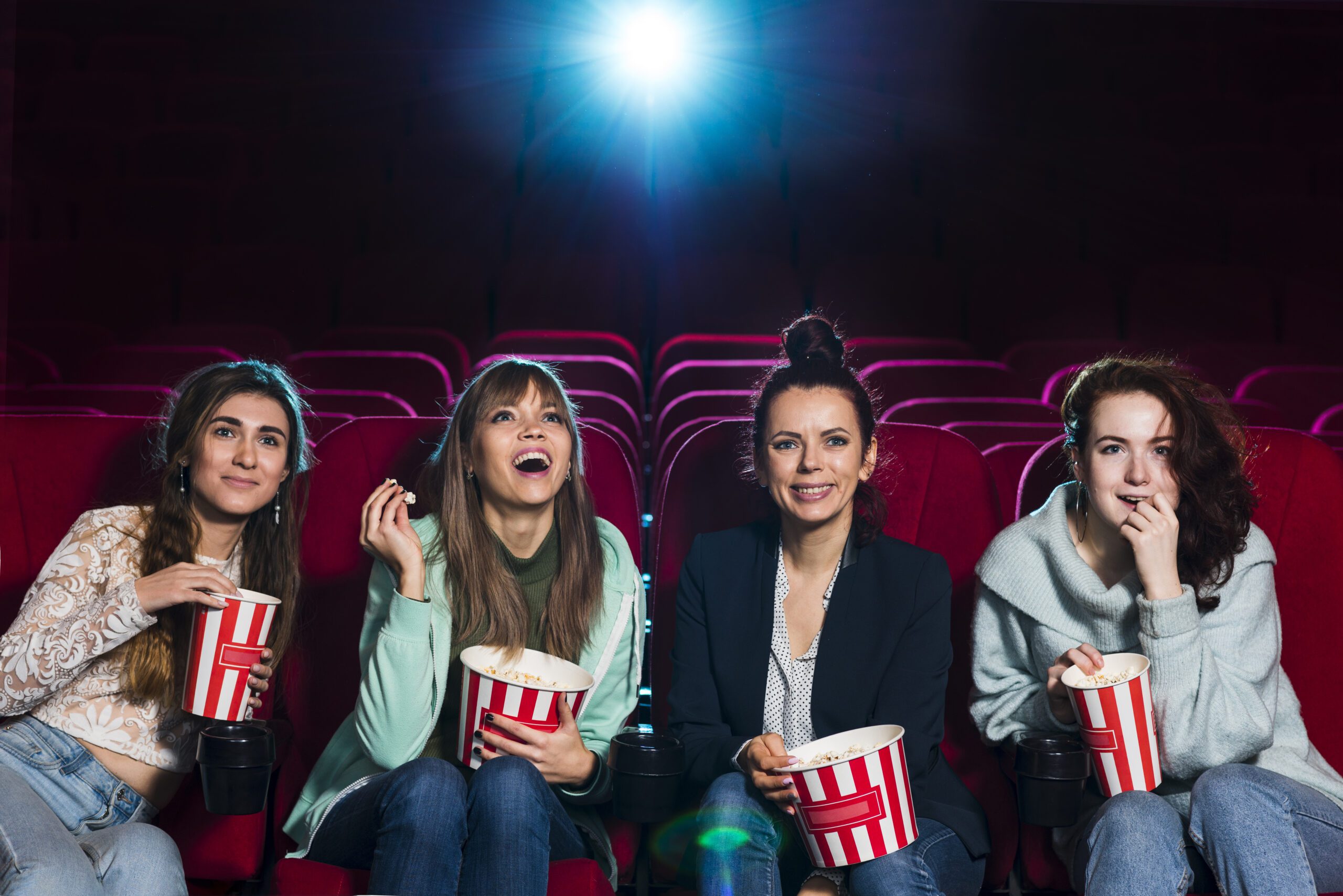 grupo-gente-joven-cine grupo-gente-joven-cine