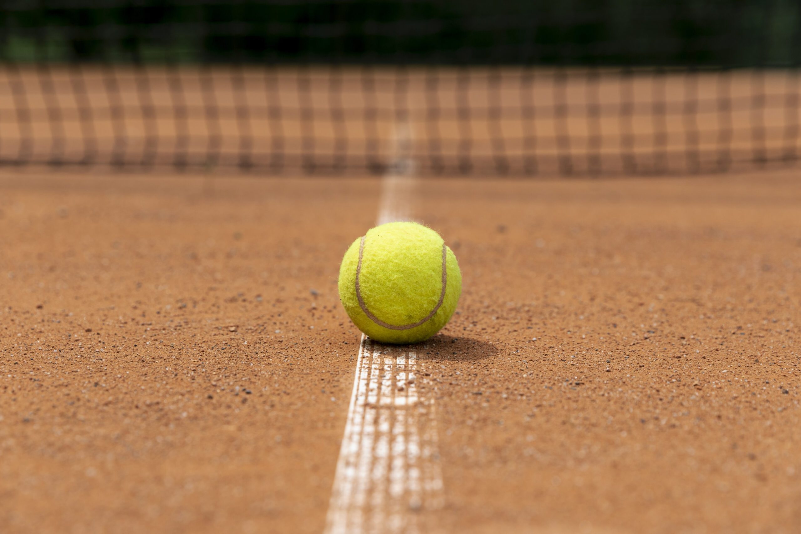 vista-frontal-pelota-tenis-cancha vista-frontal-pelota-tenis-cancha